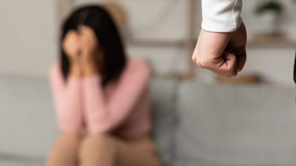 ヤングケアラーとして生きた日々。アルコール依存症・DV家庭の実態